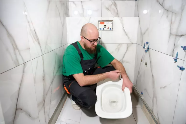Dépannage urgent d’une toilette suspendue qui fuit, Sanary-sur-Mer, Les Plombiers de l'Extrême