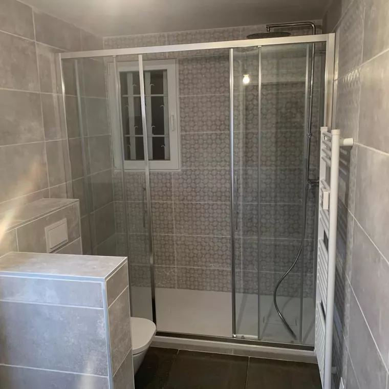 Rénovation d’une salle d’eau avec modification des cloisons, réfection totale de la plomberie, Sanary-sur-Mer, Les Plombiers de l'Extrême